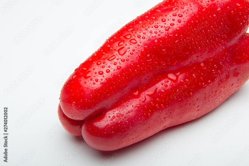 El pimiento verde aún está por madurar, el pimiento rojo está maduro y tiene más azúcares; en la cocina se puede trabajar de distintas maneras, como aliño en diversidad de platos, crudo en ensaladas, El pimiento verde aún está por madurar, el pimiento rojo está maduro y tiene más azúcares; en la cocina se puede trabajar de distintas maneras, como aliño en diversidad de platos, crudo en ensaladas,