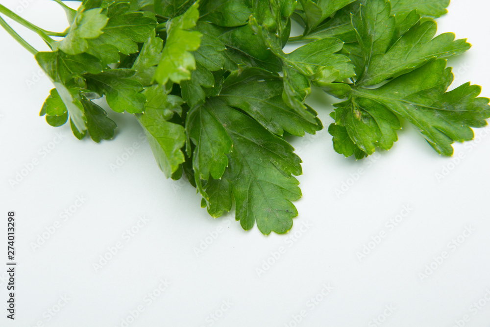 El perejil es una hierva que se utiliza en la cocina para decorar y dar sabor a los platos.