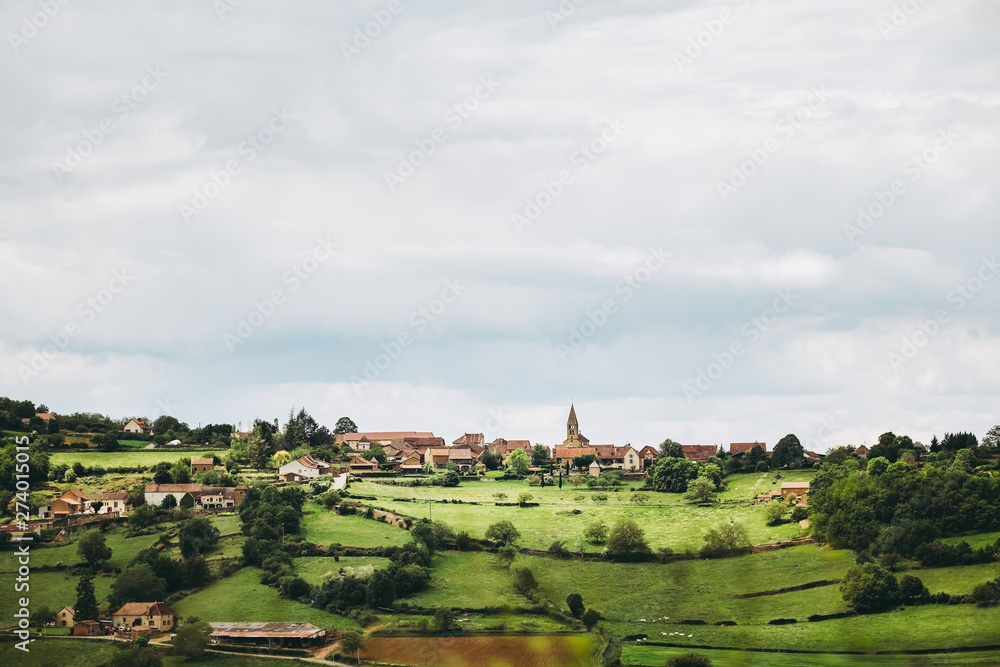 Paysage avec petit village de Bourgogne, France