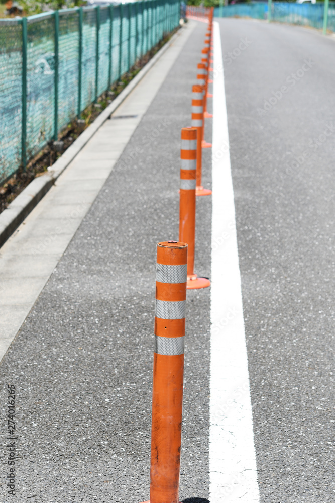 Obraz premium 歩道の安全ポール