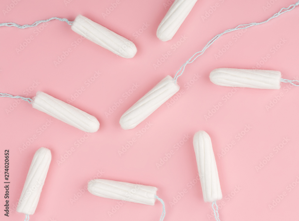 Medical female tampon on a pink background. Hygienic white tampon for  women. Cotton swab. Menstruation, means of protection. Tampons on a red  background. foto de Stock | Adobe Stock