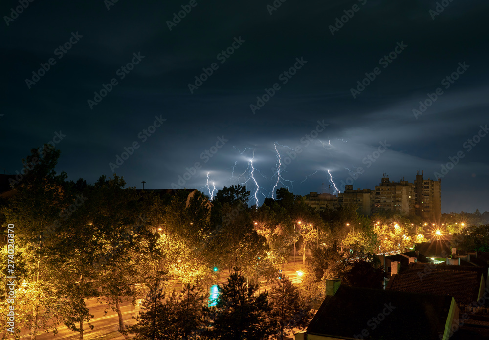 Obraz premium Lightning Thunderstorm Over the City at Night