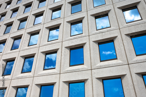 Regelmäßige Fenster in Gebäude aus Stein