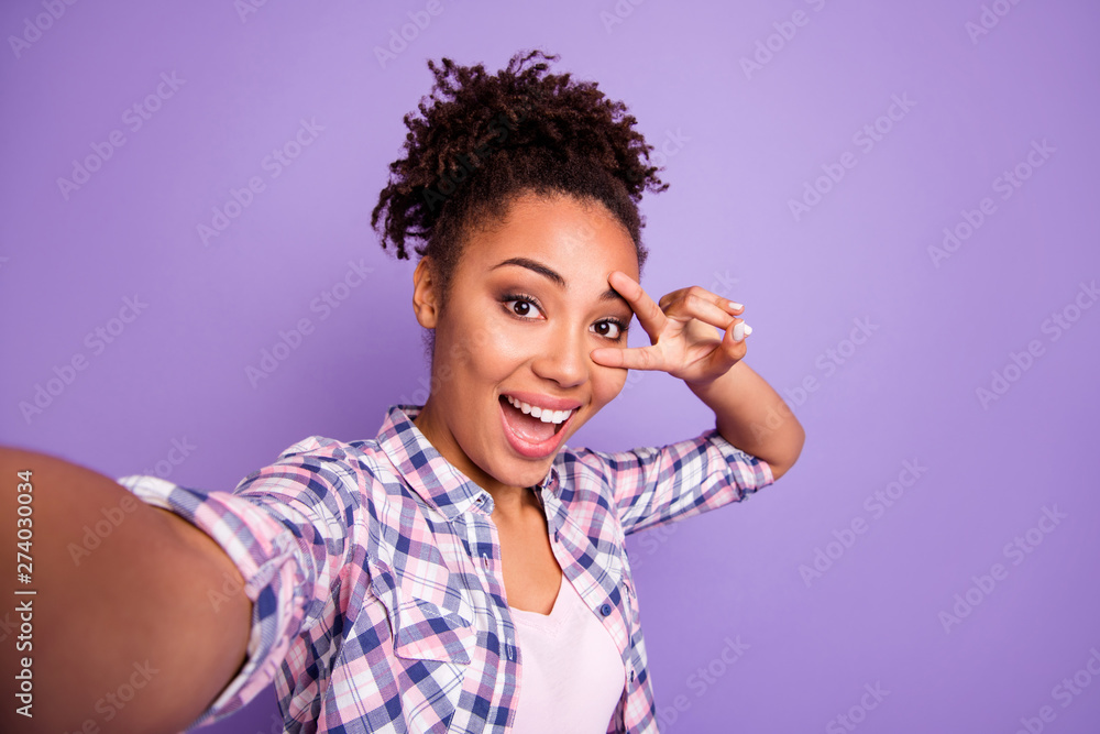 Close up photo nice charming satisfied millennial make v-sign eyes scream content enjoy rejoice photo travel summer checked trendy stylish top knot shirt isolated purple background free time concept Close up photo nice charming satisfied millennial make v-sign eyes scream content enjoy rejoice photo travel summer checked trendy stylish top knot shirt isolated purple background free time concept