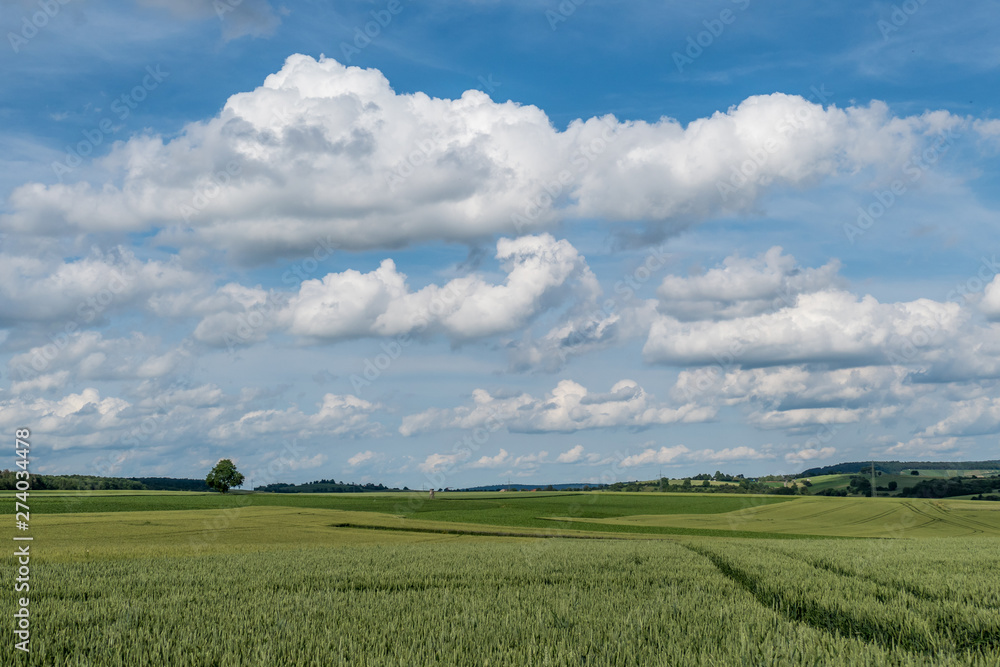 Agrarlandschaft und Wolkenhimmel