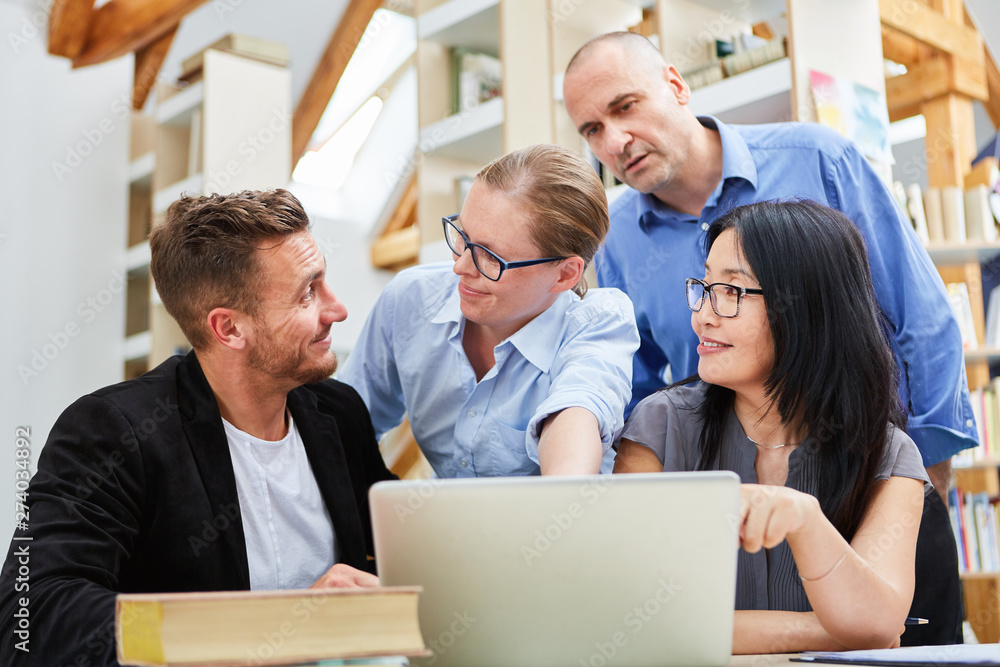 Fototapeta premium Modernes Business Startup Team am Computer