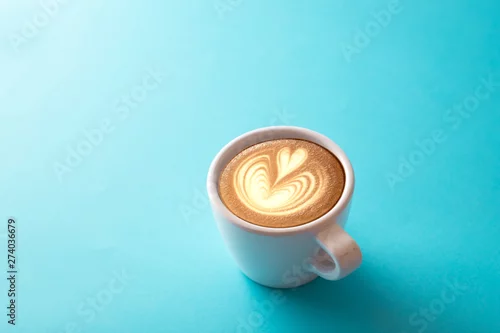 Obraz filiżanka kawy na niebieskim tle