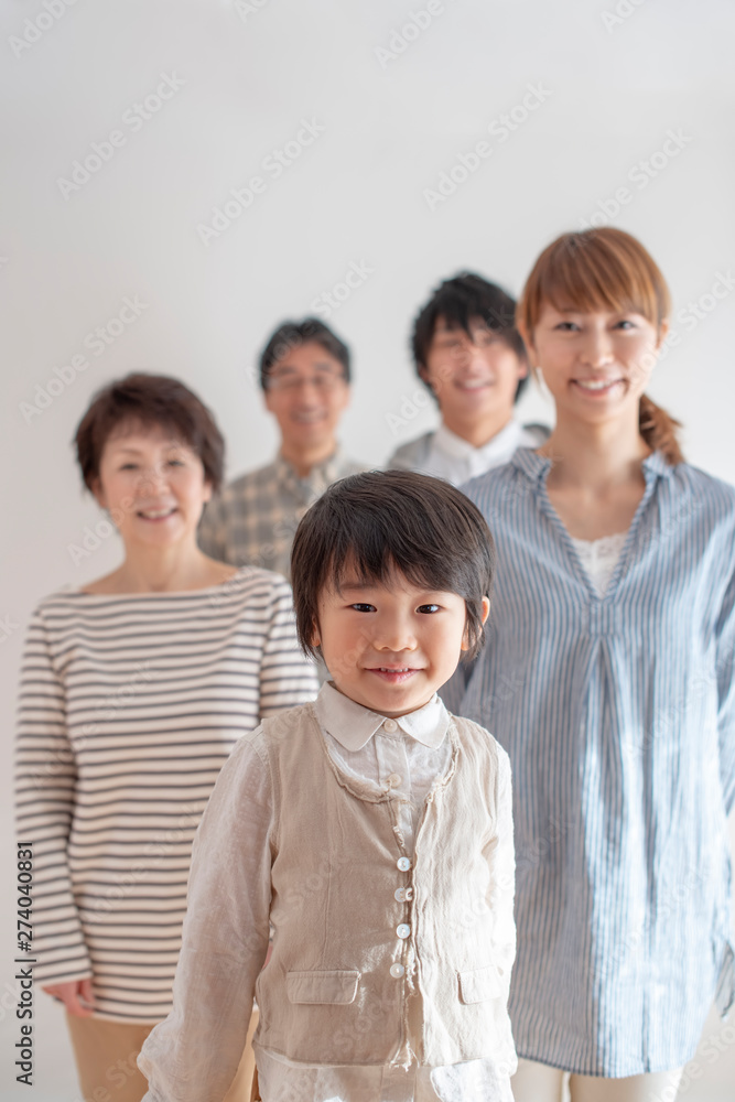 微笑む3世代家族