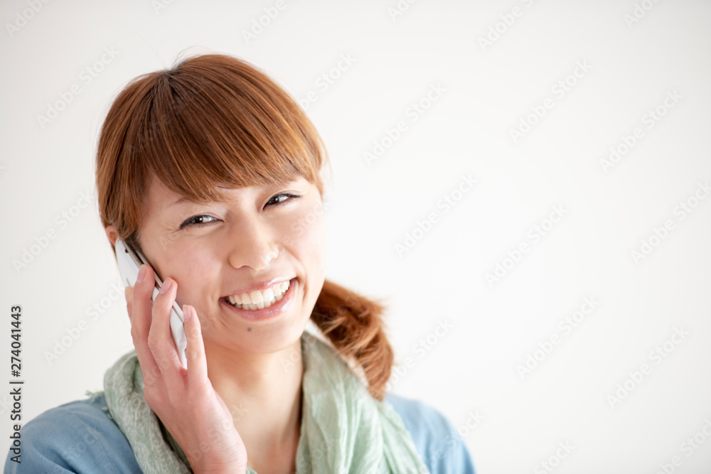 スマートフォンで電話をする女性