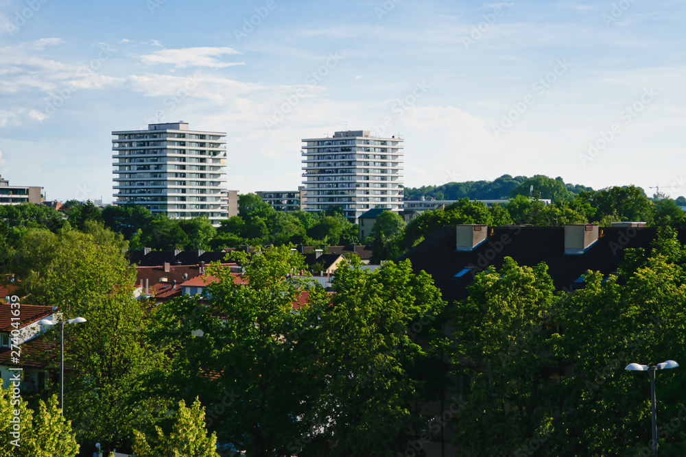 Fototapeta premium München Schwabing Leopoldstraße, Blick über die Dächer Richtung Petuelring
