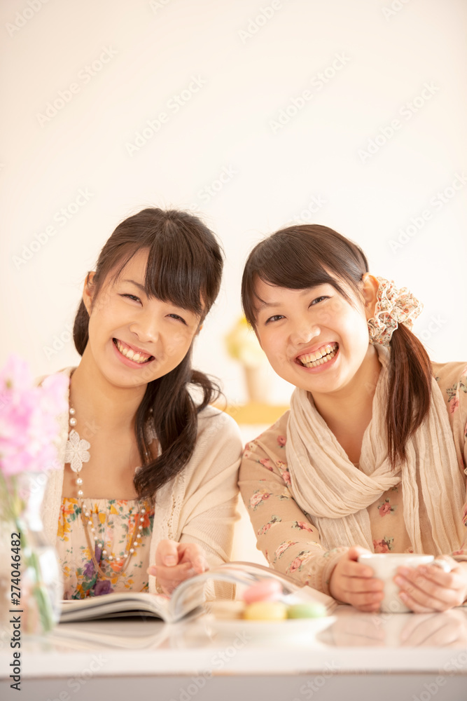 微笑む2人の女性 微笑む2人の女性