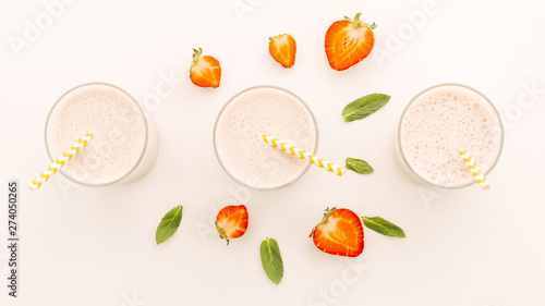 Fototapeta Naklejka Na Ścianę i Meble -  Milkshakes with half strawberries and peppermint