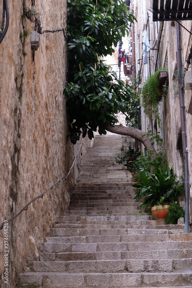 Obraz premium Narrow street inside Dubrovnik old town, Croatia