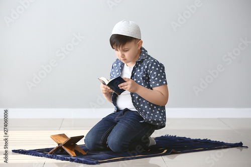 Sticker Little Muslim boy praying indoors