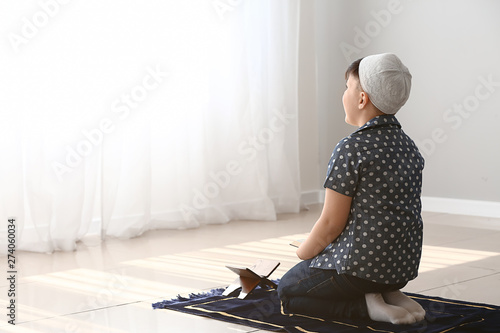 Little Muslim boy praying i...