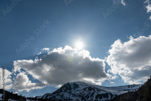 Wolken über einem verschneiten Berg in den österreichischen Alpen