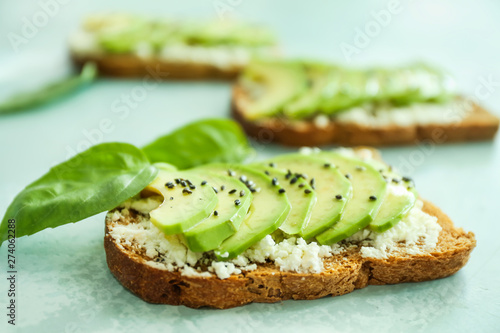 Foto Tasty sandwiches with avocado on light color background, closeup