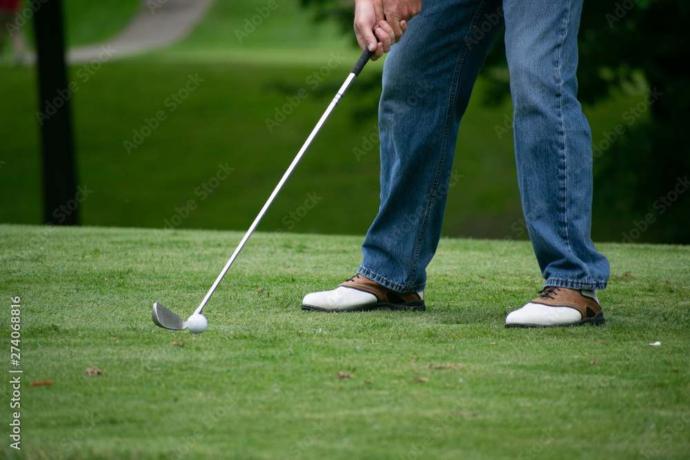 Fototapeta premium man playing golf