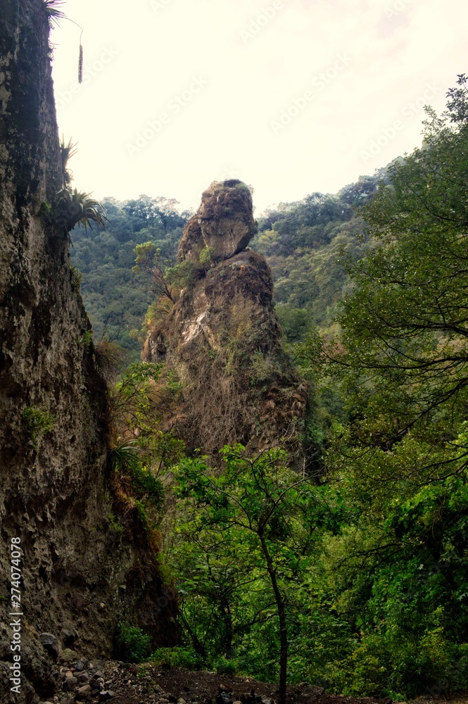 Una vista panorámica cerca de la cima de la montaña del Tepozteco. Gran formación rocosa con mucha vegetación.