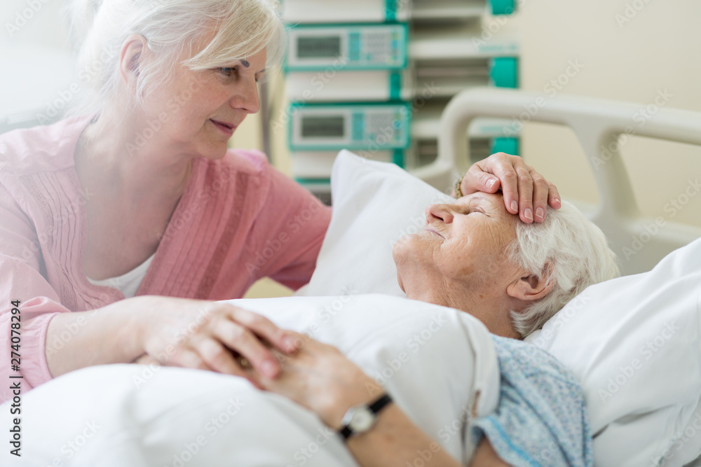 Obraz premium Daughter visiting her senior mother in hospital