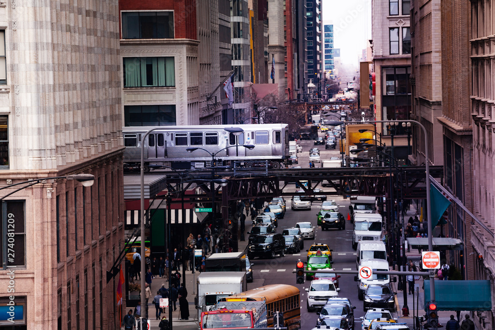 Fototapeta premium Widok z góry na ulicę i pociąg metra Chicago