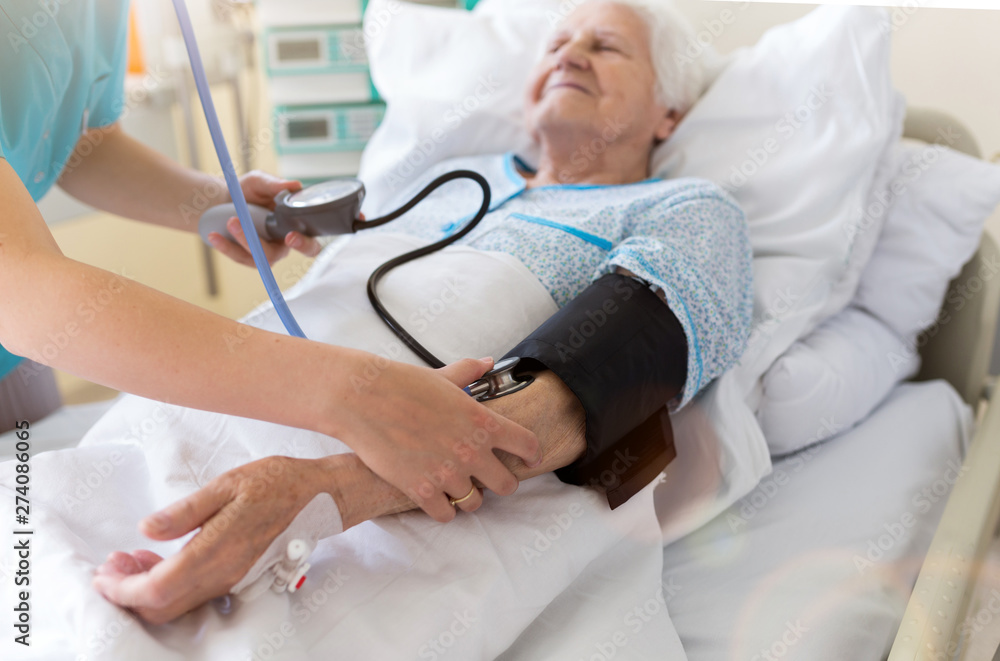 Obraz premium Senior patient and nurse in hospital