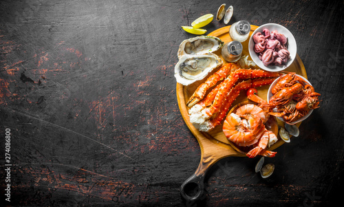Photo Fresh seafood on a cutting Board with lime and spices.