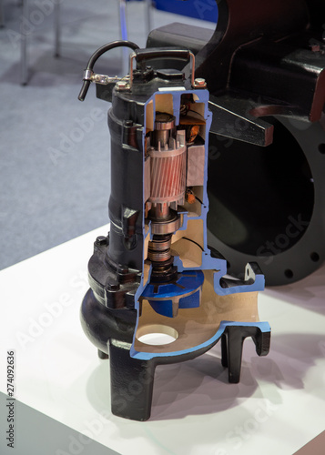 Foto Cut-away view section parts inside submersible pump