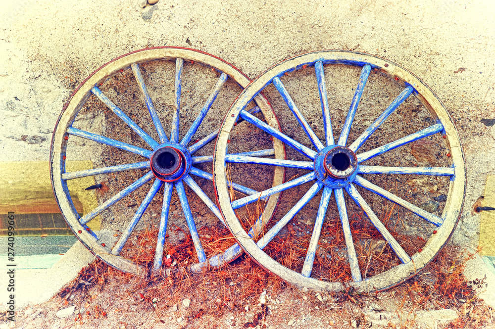 Vecchie ruote in legno di un carro. Stock Photo | Adobe Stock