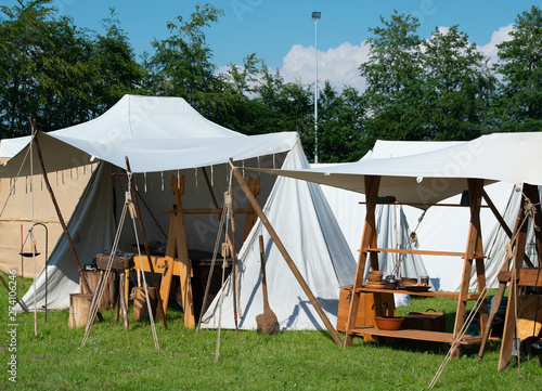 Zeltlager und Marktstand bei einem Mittelalter Spektakel  © Natascha