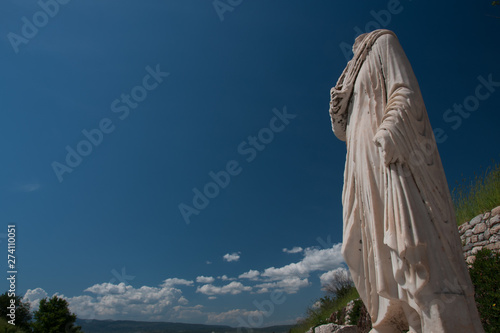 Efes antik kentte heykel