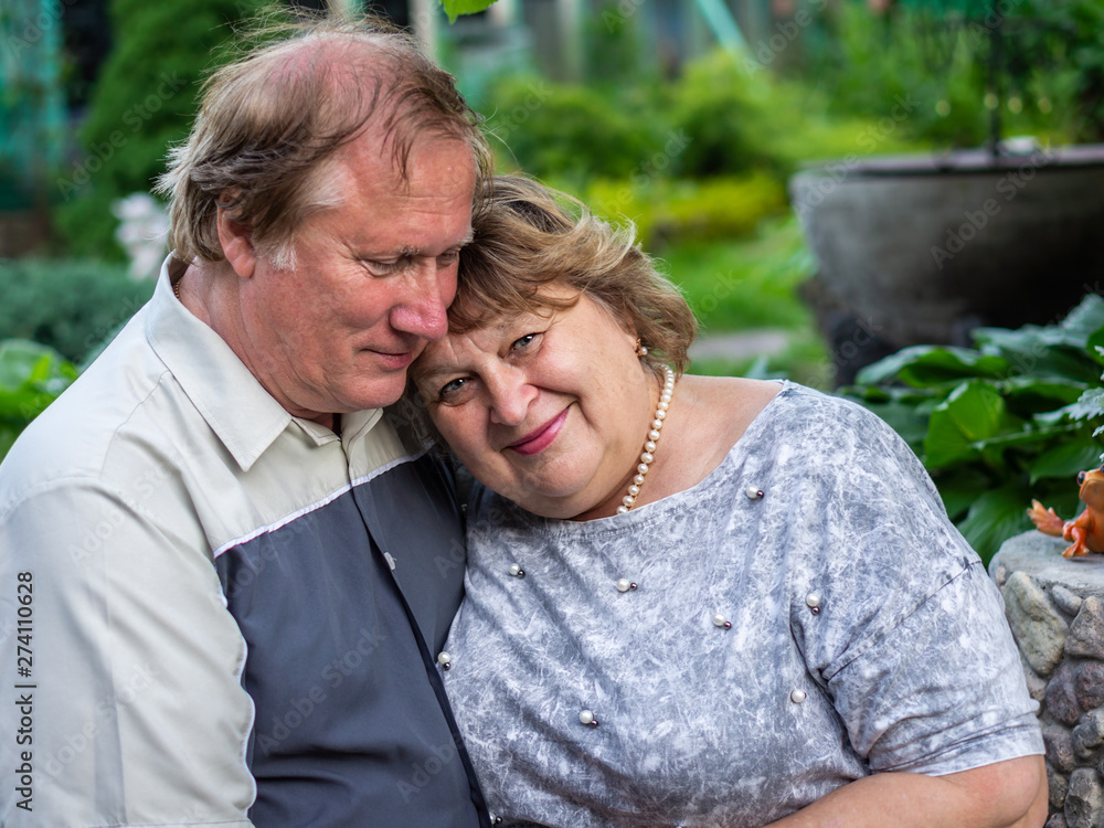 Obraz premium Mature couple resting in the Park