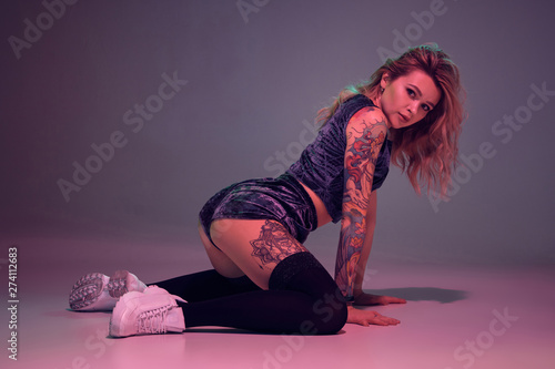 Fotografia beautiful caucasian blonde girl in velour blue booty shorts and black stockings
