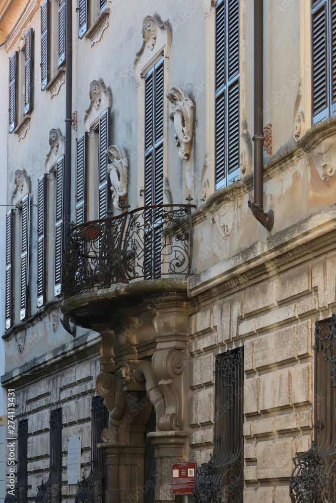 palazzo storico villa ponti aad aronaa in italia, historical building called 