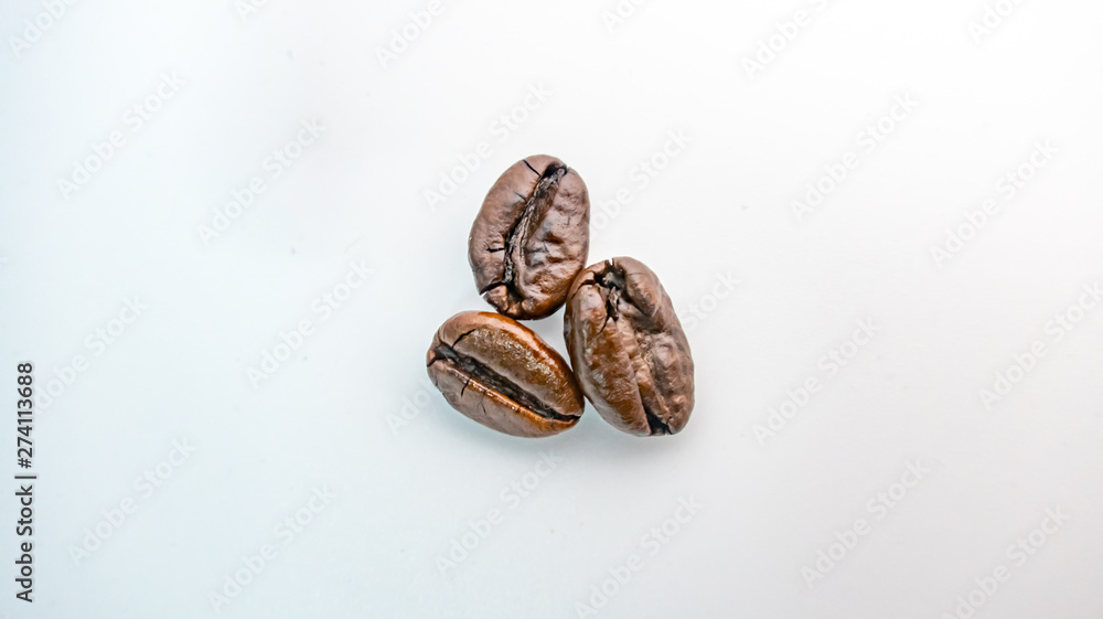 Obraz premium coffee bean isolate on white background