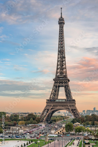 Fototapeta Naklejka Na Ścianę i Meble -  Evening view to Eiffel tower from Trocadero Gardens. Copy space in sky.