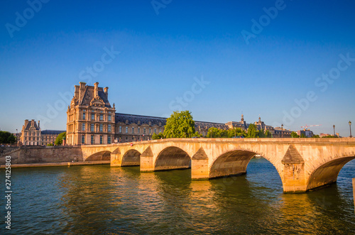 Sunset view on bridge and buildings on the Seine river in Paris, France © Olena Zn