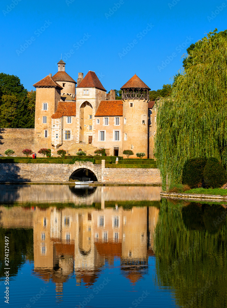 Φωτογραφία Beautiful reflection of the Sercy Castle in Burgundy region, France