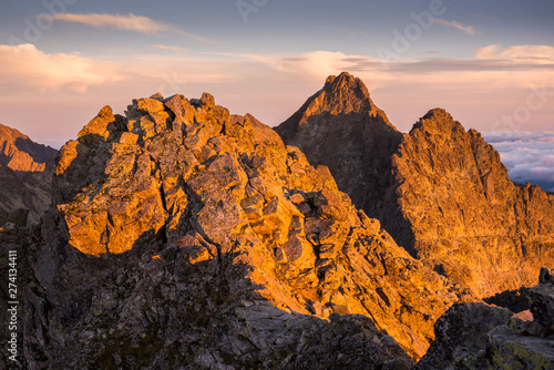 Krajobraz gór z inwersją w dolinie o zachodzie słońca, jak widać z Rysy Peak w Tatrach Wysokich na Słowacji