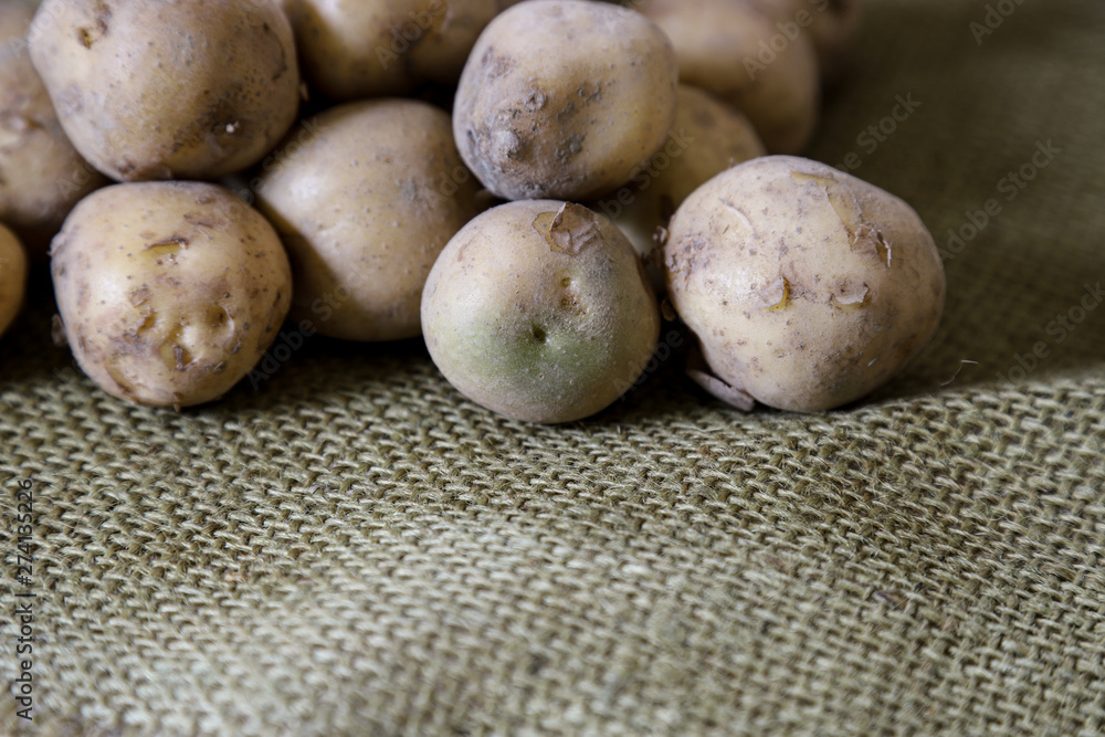 麻布の上のジャガイモ