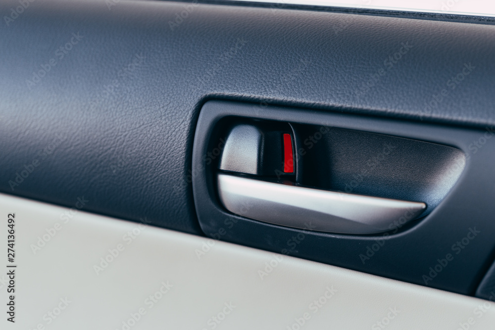 Handle door opening in the vehicle