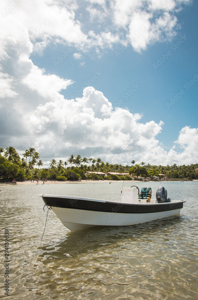 Fototapeta premium Boat floating near beautiful beach