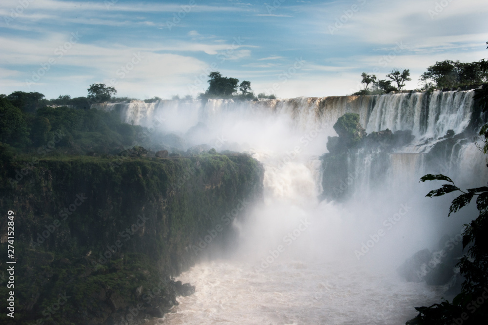 Cataratas del iguazu fluyendo Cataratas del iguazu fluyendo
