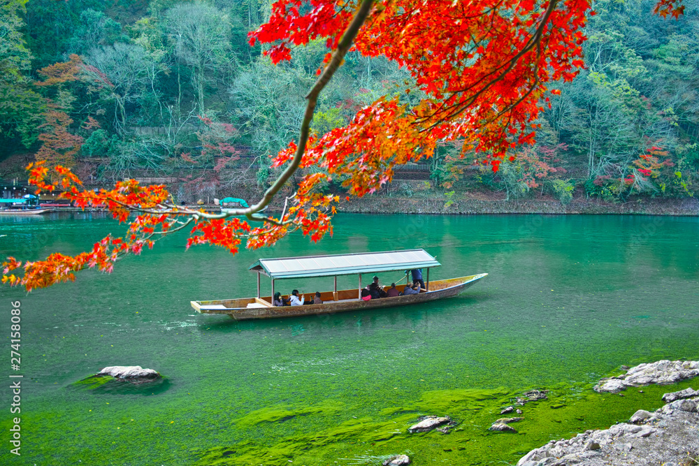 紅葉シーズンの京都 嵐山の大堰川と屋形船 Stock Photo Adobe Stock