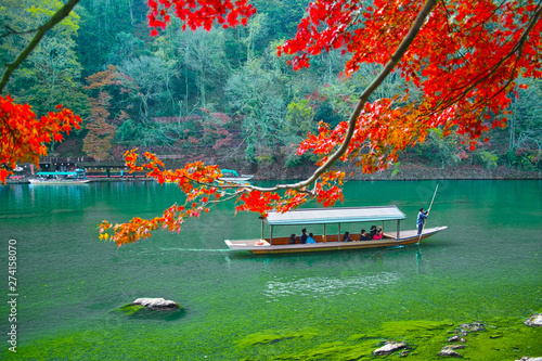 紅葉シーズンの京都、嵐山の大堰川と屋形船