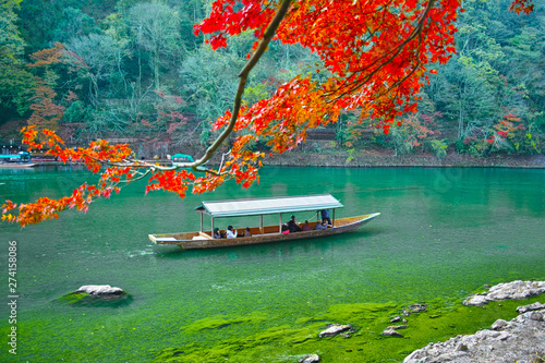 紅葉シーズンの京都、嵐山の大堰川と屋形船