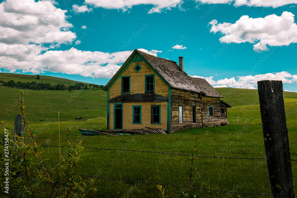 Obraz premium Abandoned Farmhouse in the British Columbia Countryside