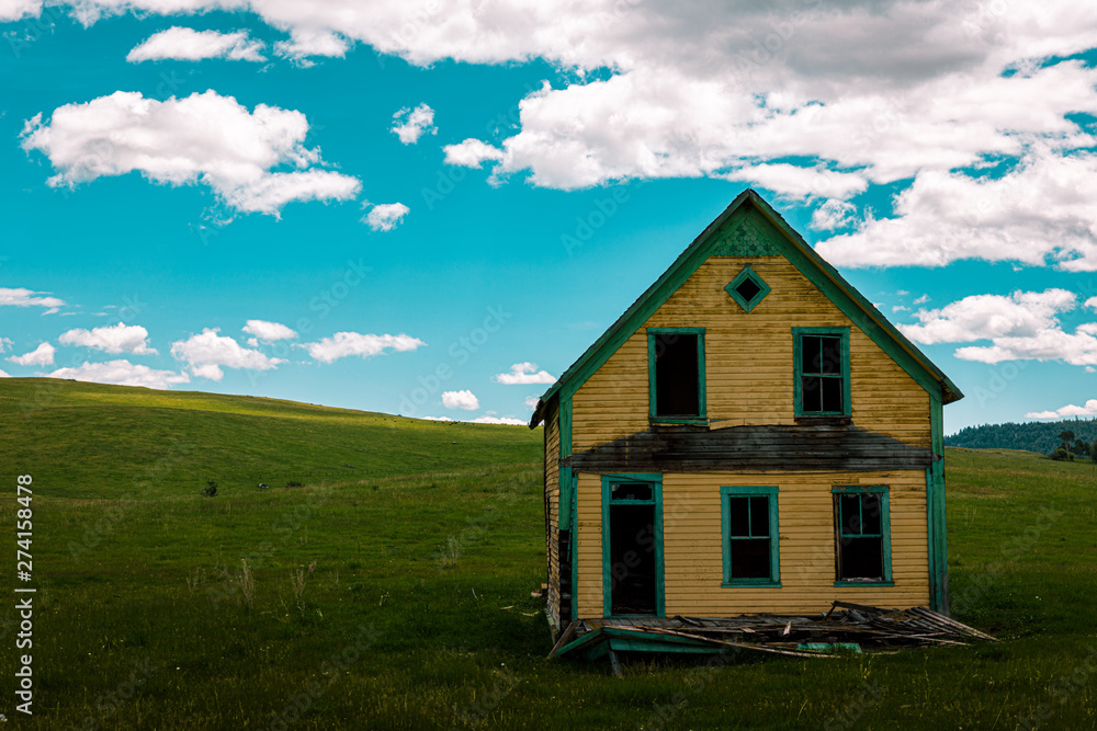 Obraz premium Abandoned Farmhouse Under a Big Blue Sky