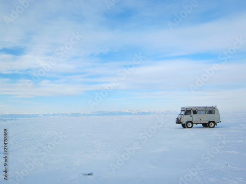 バイカル湖の氷の上を走る一台のジープ