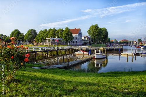 Obraz na płótnie Hafen von Tönning mit Klappbrücke